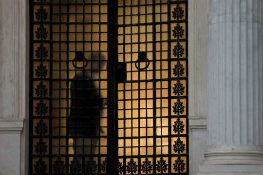 Νέες πρωτοβουλίες εν μέσω αφόρητων πιέσεων
