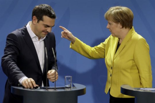 FAZ: Η Μέρκελ θέλει να σώσει τον Τσίπρα
