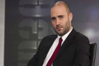 Ο Σκάι του Μπογδάνου να κοιτάζει το απέναντι Δελφινάριο