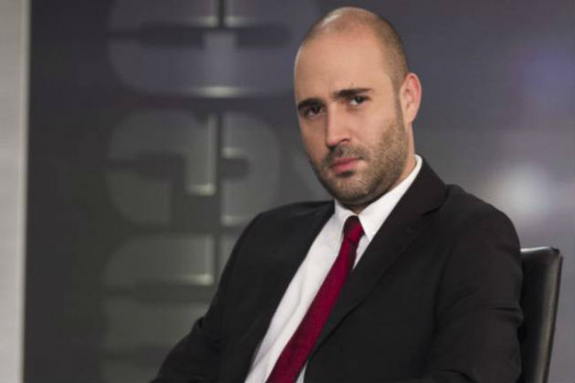 Ο Σκάι του Μπογδάνου να κοιτάζει το απέναντι Δελφινάριο