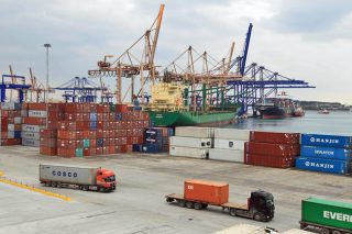 Κατάργηση προνομίων της COSCO ζητά η Ε.Ε.