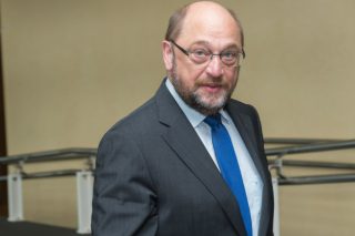Κι αυτός μας τη δίνει στα νεύρα