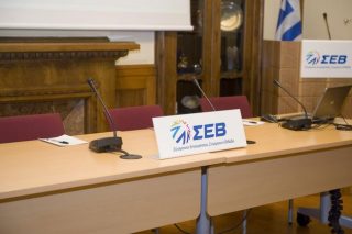 «Κόψτε συντάξεις και… φόρους»