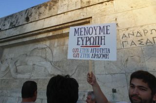 Με κολονάτα ποτήρια και κόκκινο… κoκτέιλ οι #MenoumeEvropi