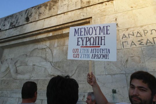 Με κολονάτα ποτήρια και κόκκινο… κoκτέιλ οι #MenoumeEvropi