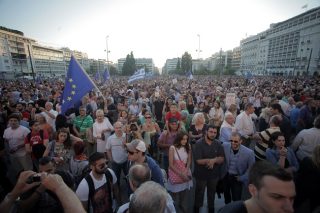 Αρθρογραφικά πυρά από στελέχη της αντιπολίτευσης