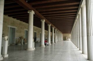 Τους χάλασαν το δείπνο στη Στοά του Αττάλου