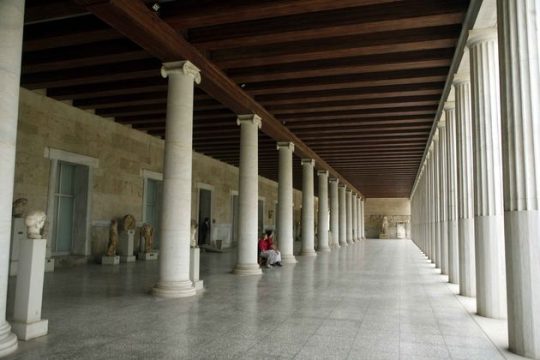 Τους χάλασαν το δείπνο στη Στοά του Αττάλου