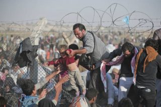 Εικόνες απελπισίας στα τουρκοσυριακά σύνορα