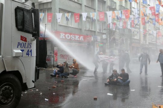 Δακρυγόνα και πλαστικές σφαίρες εναντίον του Gay Pride στην Κωνσταντινούπολη