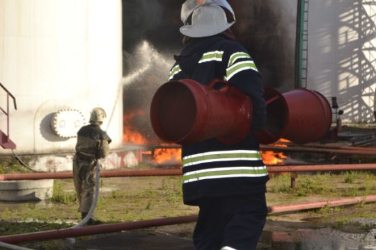 Εκτός ελέγχου πυρκαγιά σε δεξαμενές πετρελαίου στην Ουκρανία