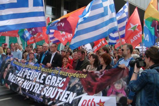 «Μαζί με τους Έλληνες»: Μεγάλη διαδήλωση αλληλεγγύης στις Βρυξέλλες