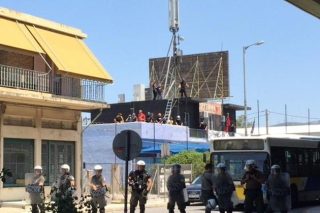 Επίθεση χρυσαυγιτών με τις πλάτες των ΜΑΤ