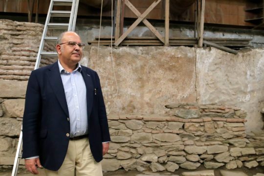 Συνεχίζει «παρακάμπτοντας» τα αρχαία