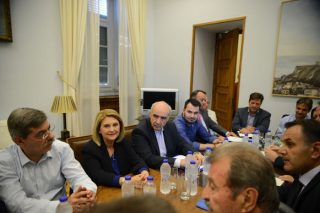 Στάση αναμονής για το συνέδριο