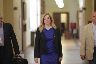 «Μην παίζετε τη χώρα στα ζάρια»