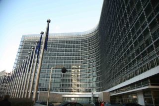 SOS από την Κομισιόν για το χρέος