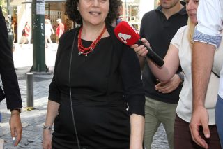 Πήρε το μήνυμα, απαντά με μηνύσεις