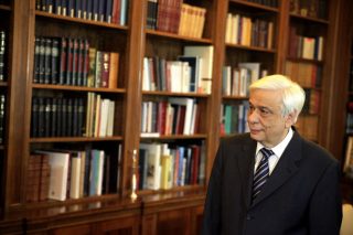 «Εθνικός μονόδρομος το ευρώ»