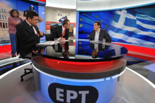 Καθηλωμένοι στις οθόνες λόγω δημοψηφίσματος…