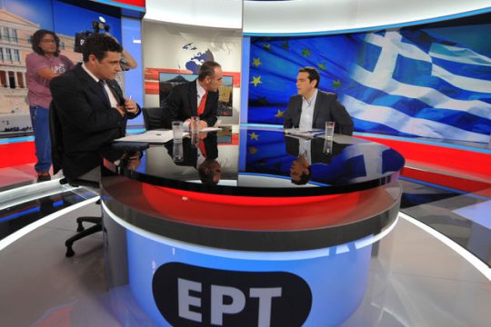 Καθηλωμένοι στις οθόνες λόγω δημοψηφίσματος…