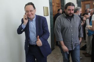 Τα μνημονιακά αδιέξοδα της Κουμουνδούρου