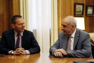 Ρίχνει άσφαιρα πυρά