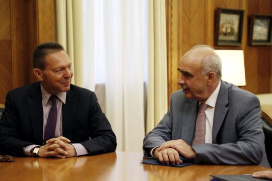 Ρίχνει άσφαιρα πυρά