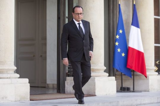 Ο Φρανσουά Ολάντ προβάρει… αριστερό τσαρούχι