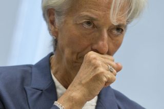 Λαγκάρντ: Aναπόφευκτη η αναδιάρθρωση του χρέους της Ελλάδας