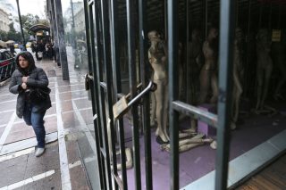Πτώση στα στοιχεία ανεργίας, αλλά οι εργαζόμενοι παραμένουν μειοψηφία