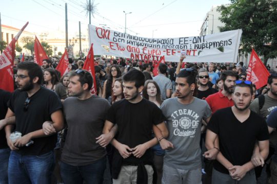 Πορεία της ΑΝΤΑΡΣΥΑ στο κέντρο της Αθήνας για το «όχι»