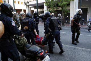 Καταγγελία για επίθεση αστυνομικών σε διαδηλωτές του «όχι»