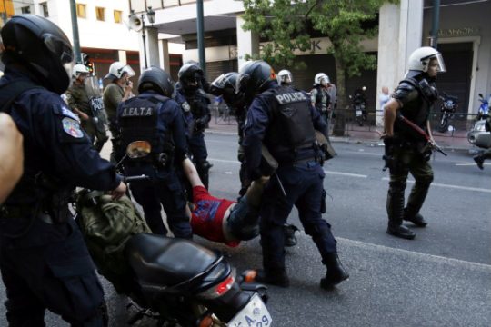 Καταγγελία για επίθεση αστυνομικών σε διαδηλωτές του «όχι»
