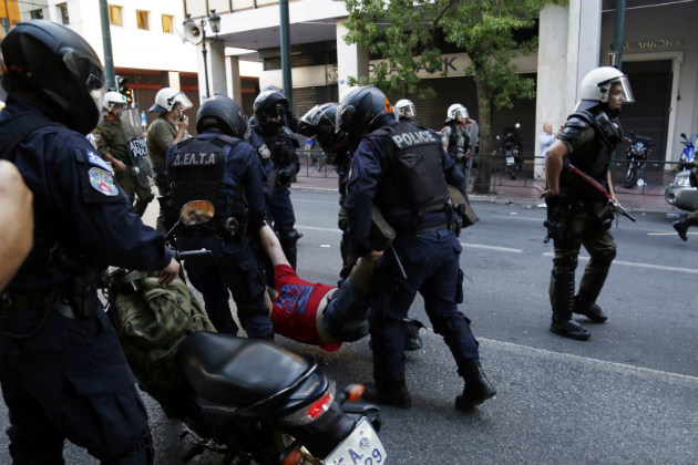 Καταγγελία για επίθεση αστυνομικών σε διαδηλωτές του «όχι»