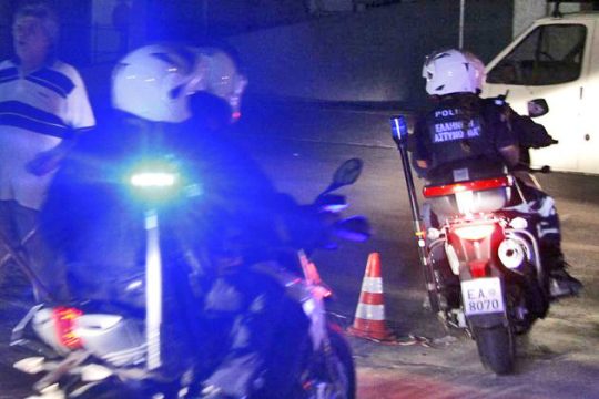 Καταδίωξη και τραυματισμός δύο αστυνομικών