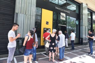 Η ουρά του ΑΤΜ είναι το νέο …καφενείο