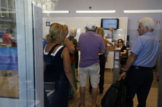 Ουρές στα γκισέ των τραπεζών