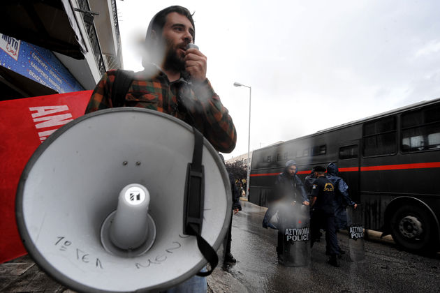 Εκλεισε τα σχολεία και τον καλούν σε απολογία