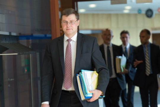 Κομισιόν σε ρόλο ΣτΕ: το δημοψήφισμα είναι παράνομο