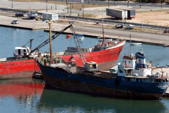 Συνεχίζεται η υποστολή της ελληνικής σημαίας στα εμπορικά πλοία