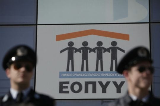 Κόβονται οι συμβάσεις όσων «απείλησαν»