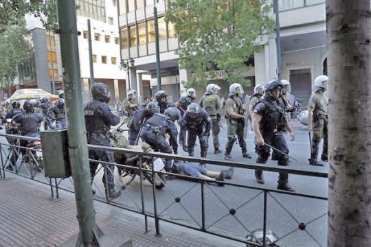 Τα ΜΑΤ και η ΔΕΛΤΑ ξυλοκοπούν αδιακρίτως…