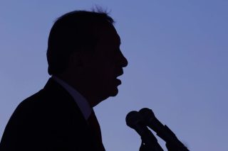 Ο Ερντογάν στοχεύει τους Κούρδους και την… κάλπη