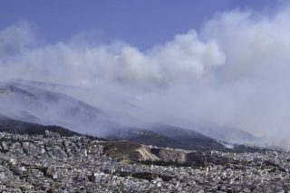 Καμένη γη σε ένα Σαββατοκύριακο η Ελλάδα