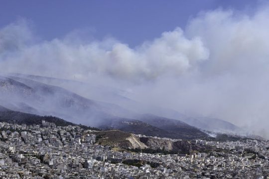 Καμένη γη σε ένα Σαββατοκύριακο η Ελλάδα