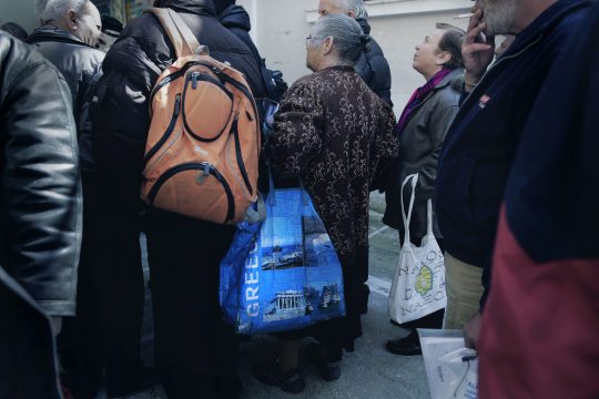 Φτωχοποίηση 890 χιλιάδων νοικοκυριών