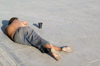 Φτωχοί και με ευρώ και με δραχμή