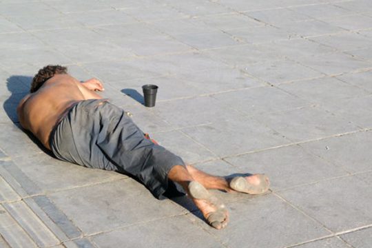 Φτωχοί και με ευρώ και με δραχμή
