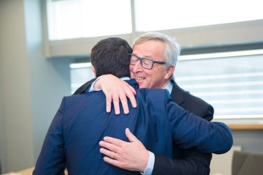 Ο Γιούνκερ φοράει ξανά τον μανδύα του «φίλου»